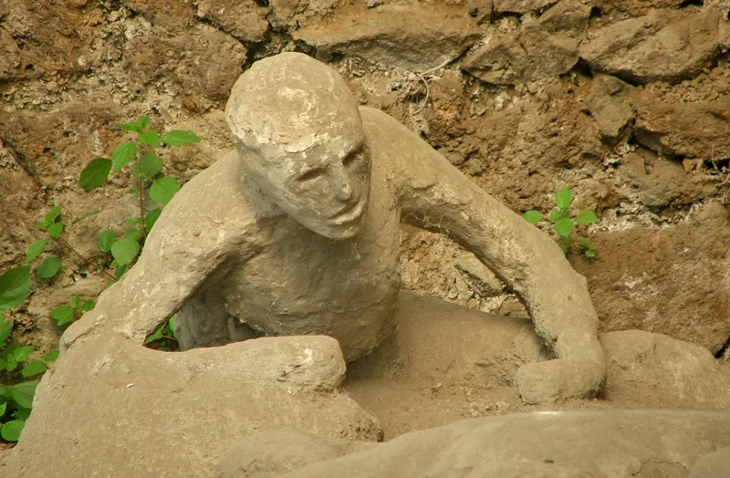gipsani odlivak čoveka ugljenisanog u Pompeji