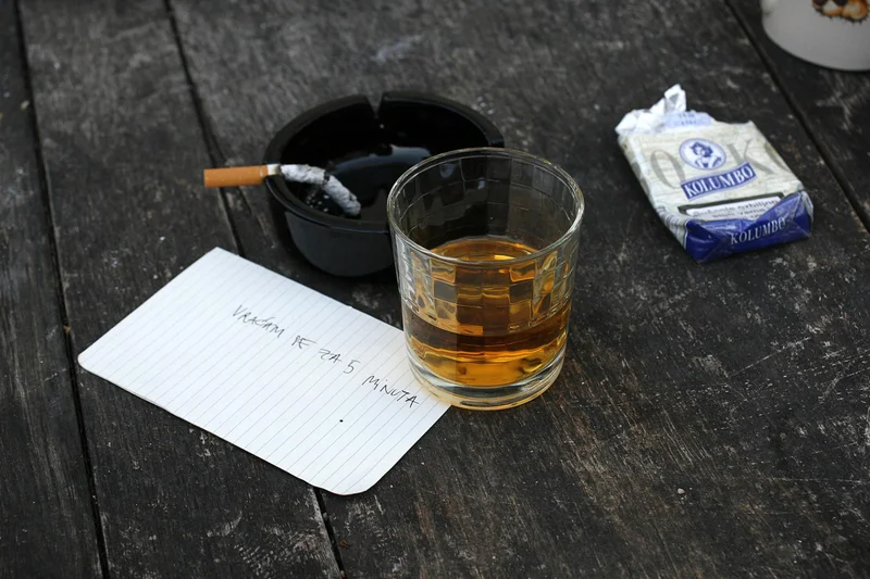 dogorela cigareta i poruka vraćam se za 5 minuta